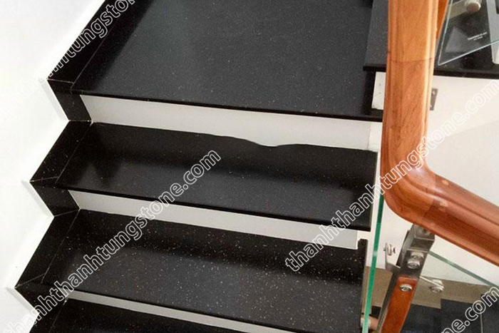 Kiểm tra kỹ lưỡng đường vân và đá kim sa cầu thang
